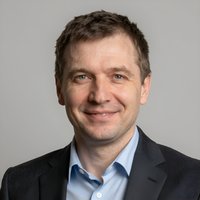 Портрет уверенного российского бизнесмена на нейтральном фоне для сайта разработки iOS приложений стоматологий