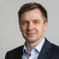 Портрет уверенного российского бизнесмена на нейтральном фоне для сайта разработки iOS приложений стоматологий