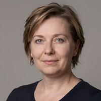 Портрет уверенного российского бизнесмена на нейтральном фоне для сайта по разработке iOS приложений